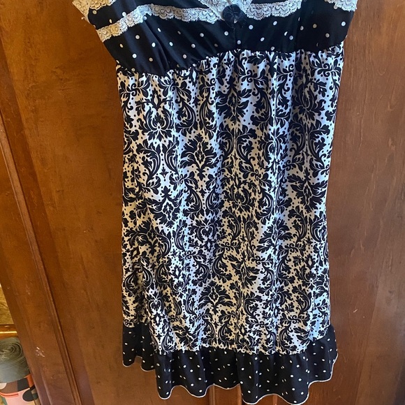 Chic Black and White Lace Chemise - Picture 3 of 8